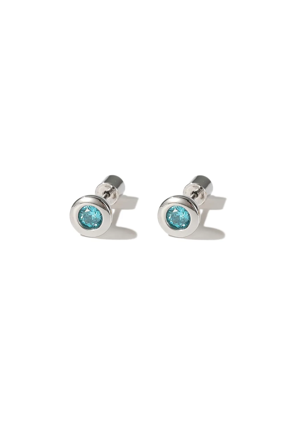 Boucles d'oreilles solitaire en or Aurora serti d'un chaton blanc et transparent