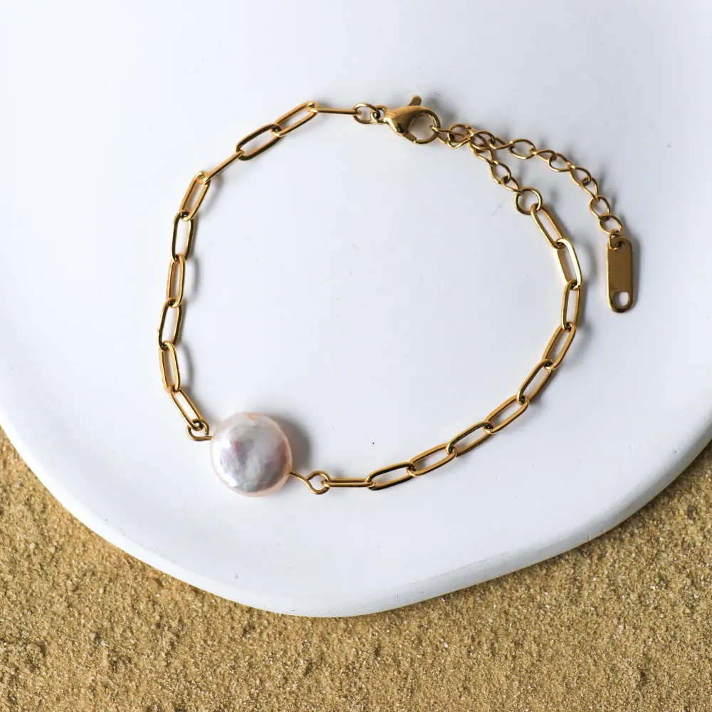 Horace Jewelry - Bracelet in oval links with a flattened freshwater pearl in is center Shino