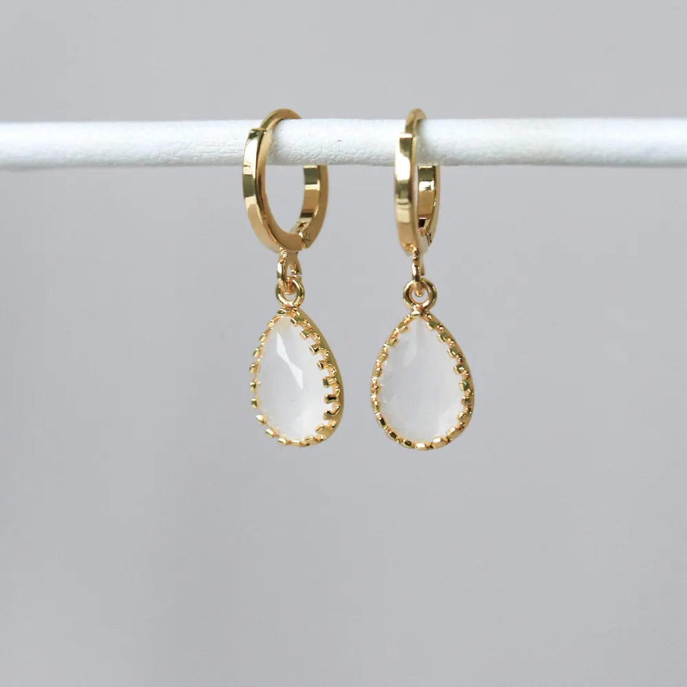 Horace Jewelry - Sleeper earrings with a cream glass colored pendant Dipo