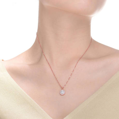 Collier pendentif rond élégant avec zircone cubique transparente