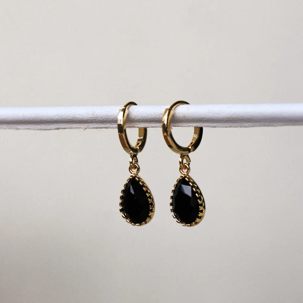 Horace Jewelry - Sleeper earrings with a black glass colored pendant Dipo