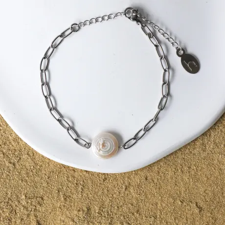 Horace Jewelry - Bracelet en mailles ovales avec une perle d'eau douce applatie en son centre Shina