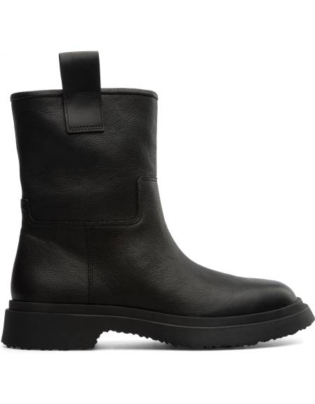 Bottes de campeur au milieu de la tension en noir