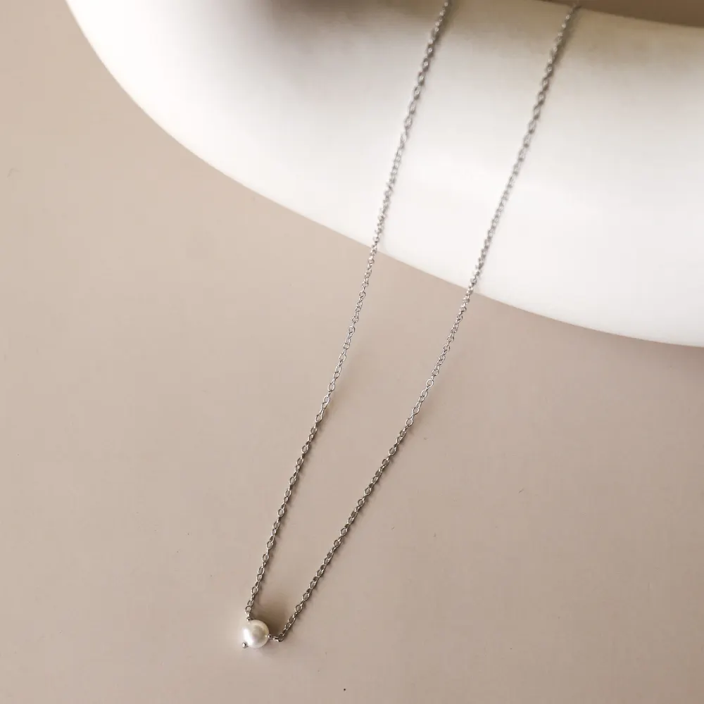 Horace Jewelry - Delicate necklace with a freshwater pearl at its center Kahia