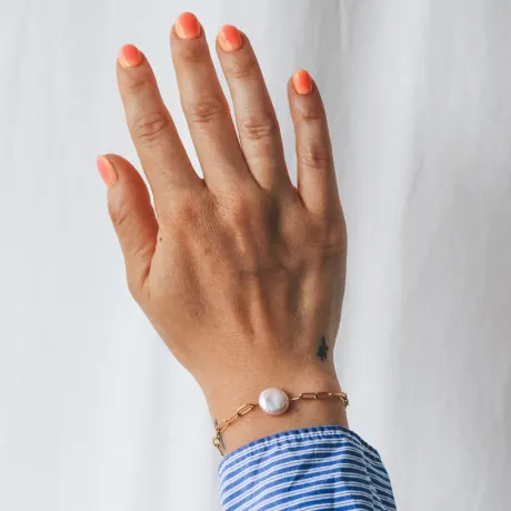 Horace Jewelry - Bracelet in oval links with a flattened freshwater pearl in is center Shino