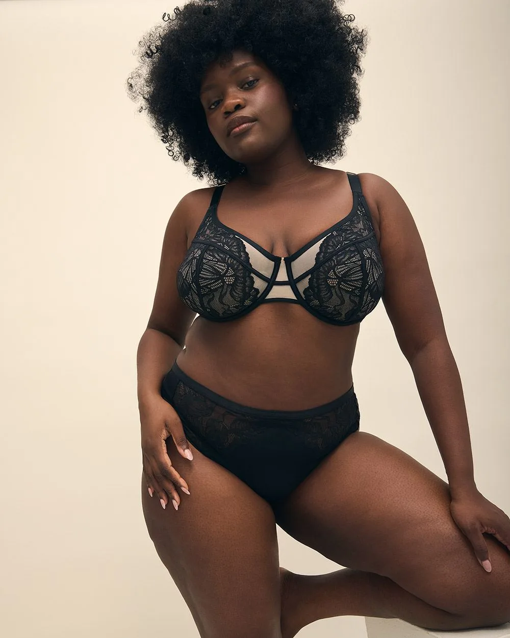 Culotte échancrée noire avec dentelle et mesh - Déesse Collection