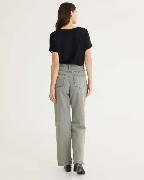 Pantalon à taille mi-haute et jambe droite avec grandes poches