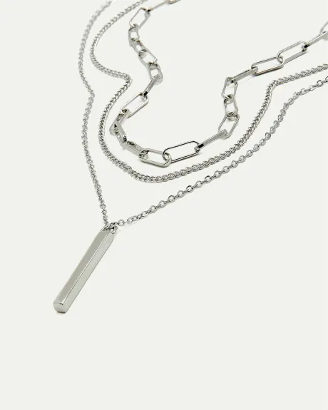 Collier à chaînes triples avec pendentif bâton