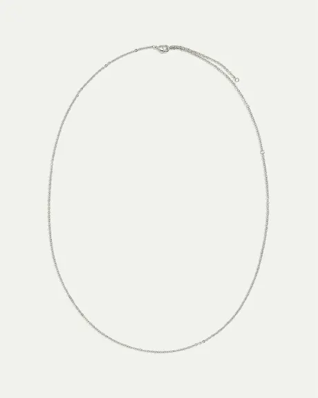 Collier long avec pendentif à effet martelé