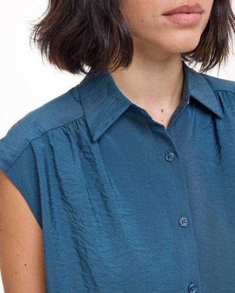 Extended-Sleeve Buttoned-Down Blouse