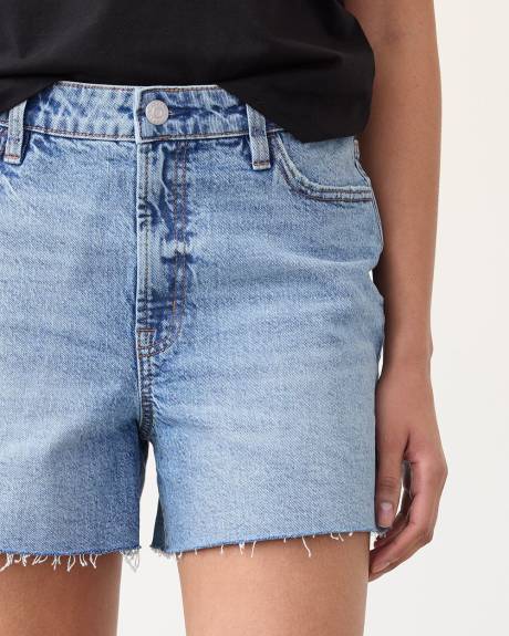 Short Mom en denim avec ourlet effiloché