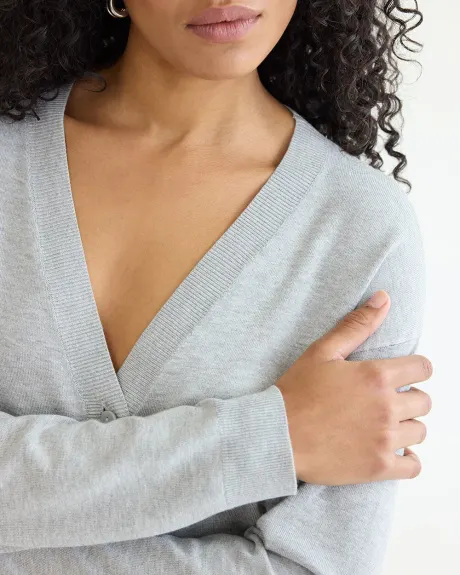 Long-Sleeve V-Neck Cardigan - R Essentials