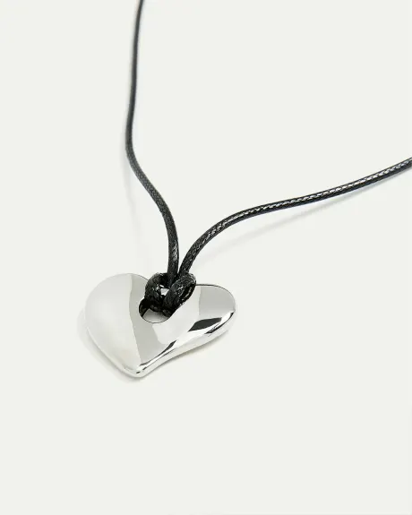 Pendentif en coeur sur corde