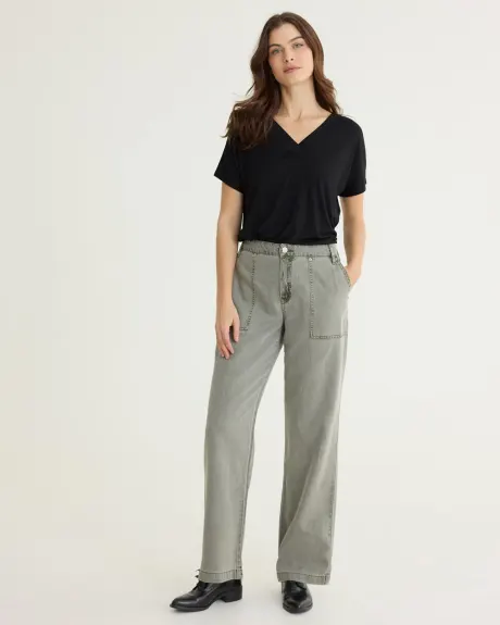 Pantalon à taille mi-haute et jambe droite avec grandes poches