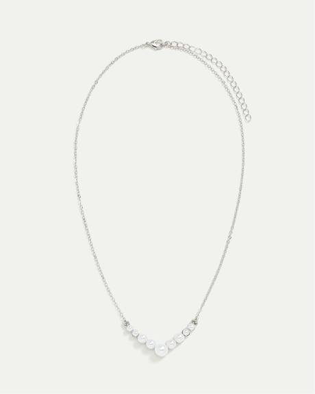 Collier court avec pendentif en perles en forme de V