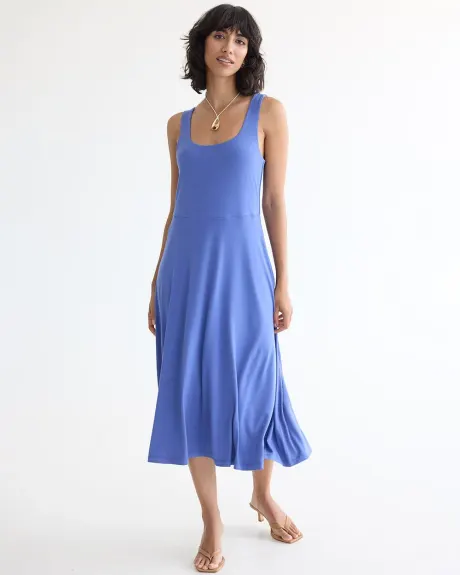 Robe midi sans manches avec col carré