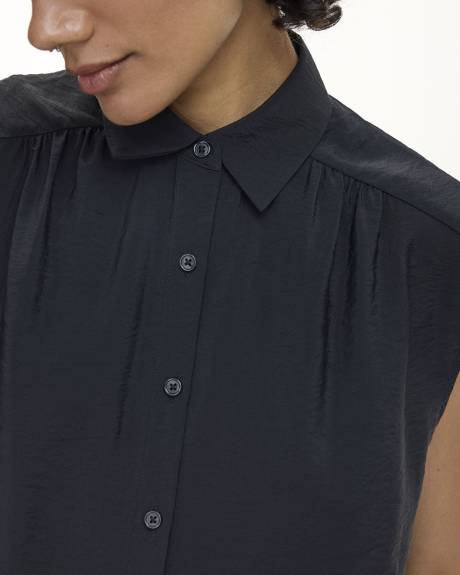 Extended-Sleeve Buttoned-Down Blouse