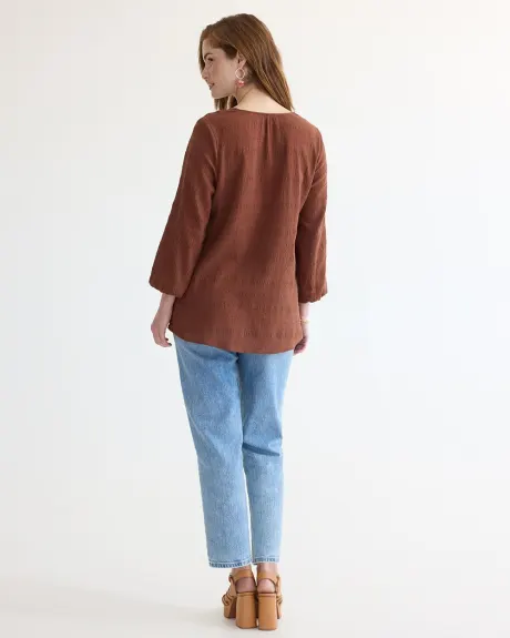 Blouse texturée à manches longues et col fendu