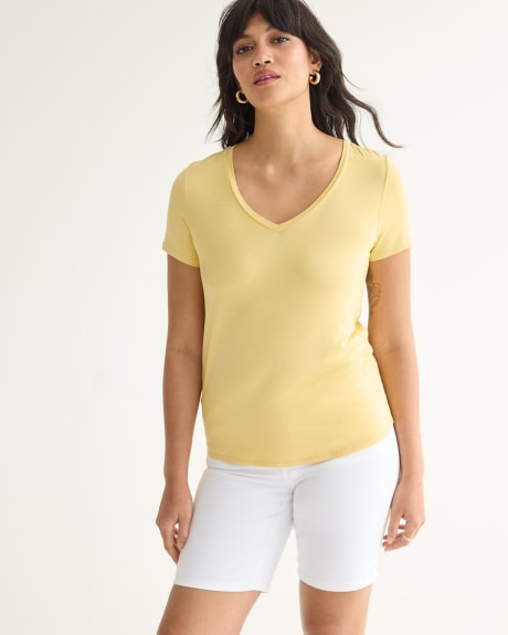 Short-Sleeve V-Neck Tee - R Essentials