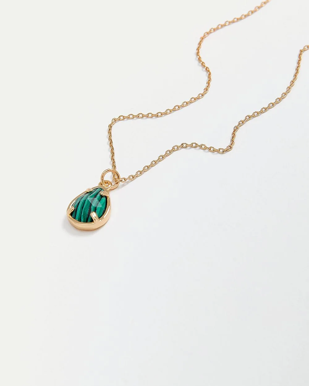 Collier court avec pendentif en malachite en forme de larme