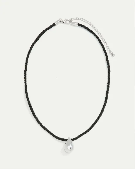 Collier court avec pendentif larme