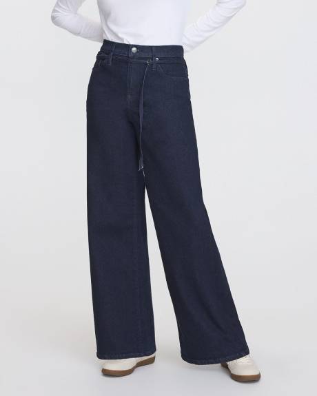 Pantalon en denim à jambe large et taille haute avec ceinture