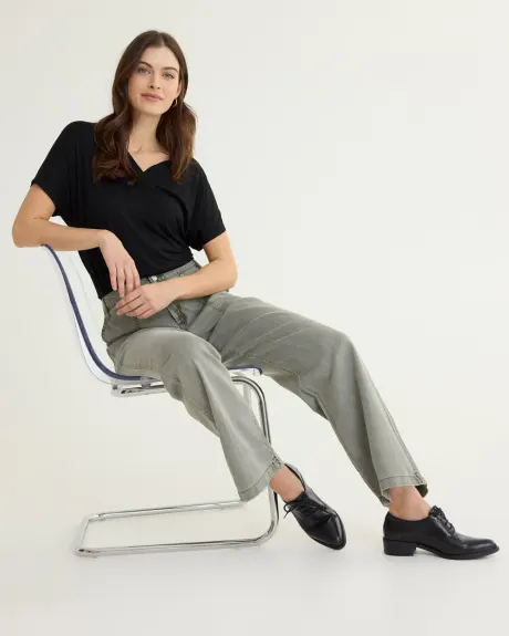 Pantalon à taille mi-haute et jambe droite avec grandes poches - Petite