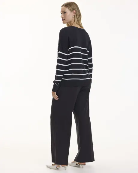 Long-Sleeve V-Neck Sweater - R Essentials