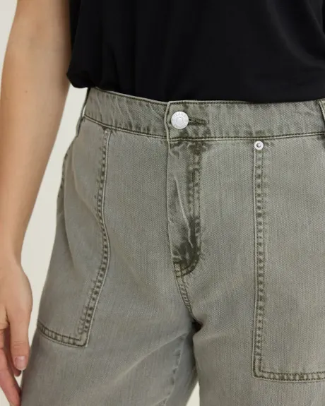 Pantalon à taille mi-haute et jambe droite avec grandes poches