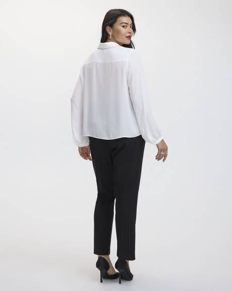 Blouse boutonnée à manches longues avec détail au col