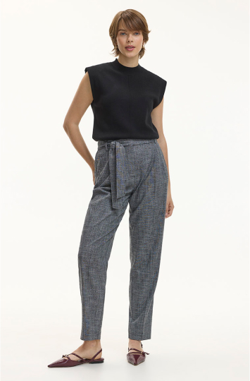 Tapered pants for women