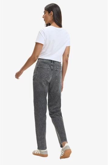 Tapered jeans for women